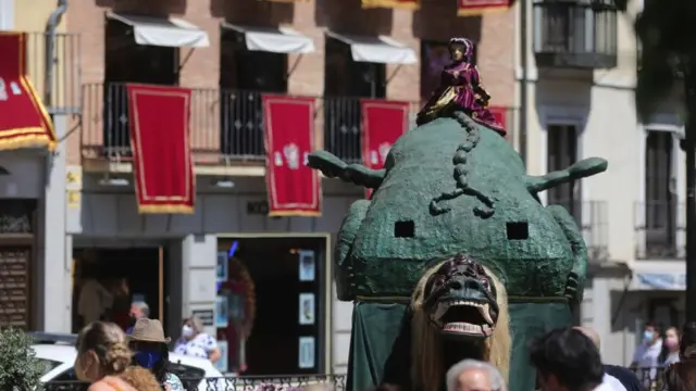 أمام كاتدرائية طليطلة في اسبانيا