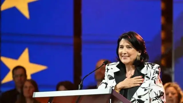 Грузияда 2018-жылы өткөн соңку президенттик шайлоодо Зурабишвилинин талапкерлигин башкаруучу партия колдогон. Бүгүн ал “Грузин кыялынын” эски шериктери сыяктуу эле башкаруучу партия өлкөнү туңгуюкка алып баратат деп эсептейт.