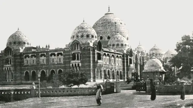 એમ. એસ. યુનિવર્સિટીની સ્થાપના કૉલેજ તરીકે થઈ હતી