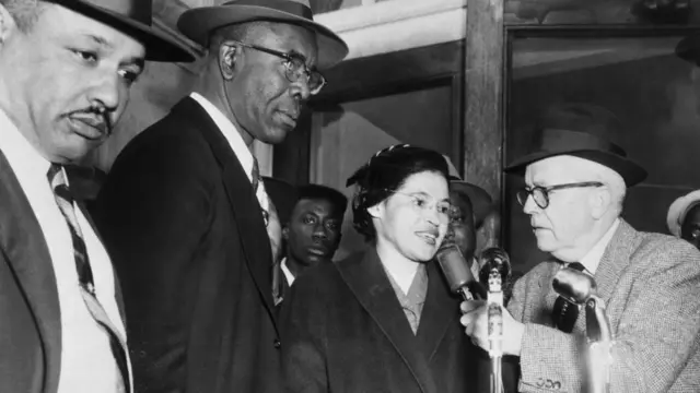 โรซา พาร์กส์ สตรีชาวอเมริกันเชื้อสายแอฟริกัน ผู้จุดชนวนการเรียกร้องสิทธิพลเมืองให้แก่คนอเมริกันเชื้อสายแอฟริกันทั่วประเทศในช่วงคริสต์ทศวรรษ 1960