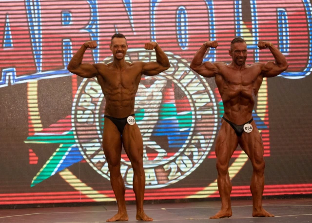 Kuwa gatanu muri uwo mujyi, abagabo baterura ibiremereye bariho barushanwa muri 'Arnold Classic Africa'