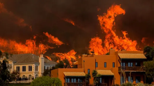 Вогонь пожежі Вулсі наближається до будинків у Малібу