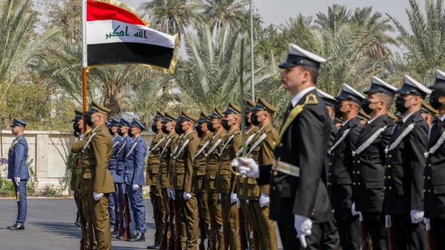 بغداد – حرس الشرف على أهبة الاستعداد للمشاركة في مراسيم استقبال البابا في القصر الجمهوري في بغداد