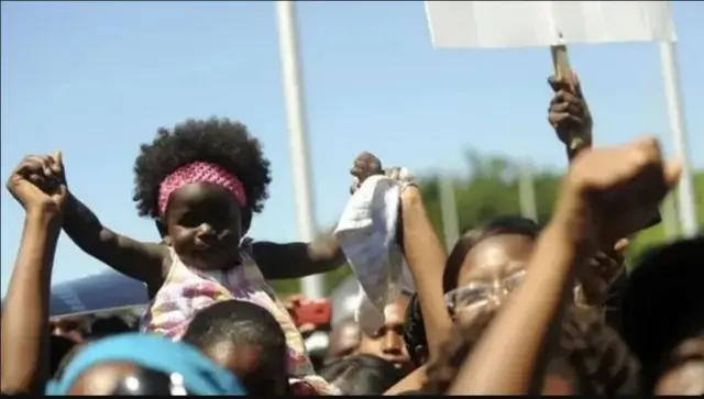 Kooxaha xuquuqda ayaa ka baqay go'aanka maxkamadda dastuuriga ah ee Jamhuuriyadda Dominican inay ka xayuubiso tobanaan kun oo dhalasho ah, oo u badan asal ahan Haiti.
