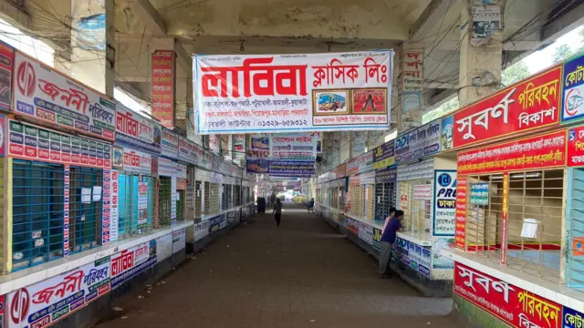 ঢাকায় গাবতলী টার্মিনালে সকাল পৌনে নয়টায় তোলা ছবি।