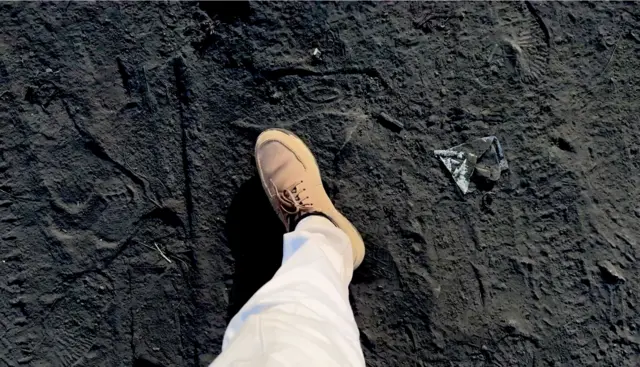 पायरोलिसिस कारखान्याबाहेर रस्त्यावरचा काजळीचा थर