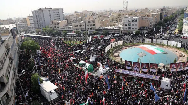 miles de personas congregadas en teherán para el funeral de estado de los militares y científicos que fallecieron durante los ataques de israel 