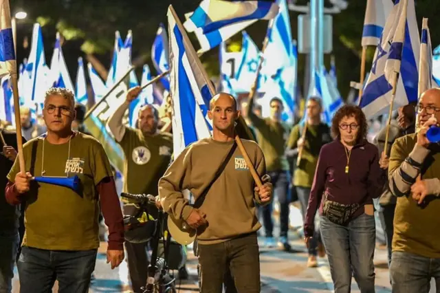 O tenente-coronel Ron Sharf (ao centro)cassino online segurouma marchacassino online seguroprotestocassino online seguroIsrael 