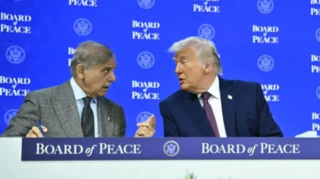 ਸ਼ਰੀਫ ਅਤੇ ਟਰੰਪ ਦੀ ਜਨਵਰੀ ਮਹੀਨੇ ਦੀ ਤਸਵੀਰ , ਜਿਸ ਵਿੱਚ ਉਹ ਬੋਰਡ ਆਫ ਪੀਸ ਮੀਟਿੰਗ ਦੌਰਾਨ ਗੱਲਬਾਤ ਕਰਦੇ ਹੋਏ ਨਜ਼ਰ ਆ ਰਹੇ ਹਨ