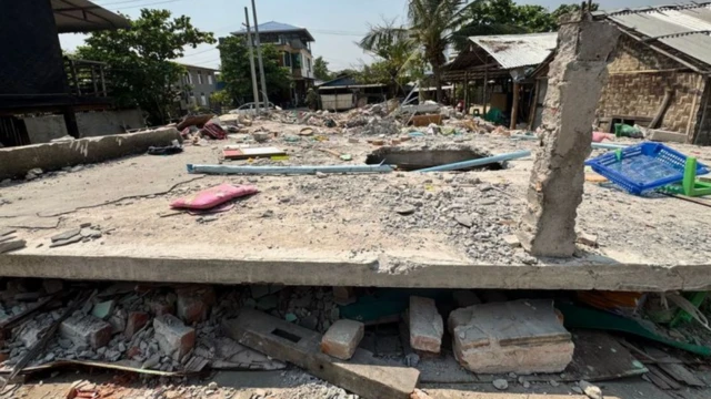 မူလတန်းကျောင်းရဲ့ အောက်ထပ် ပြိုကျမှုမှာ ကလေးငယ် အယောက် ၄၀ နီးပါးလောက် သေဆုံးခဲ့တယ်လို့ ဒေသခံတွေက မှတ်ယူထားကြပါတယ်