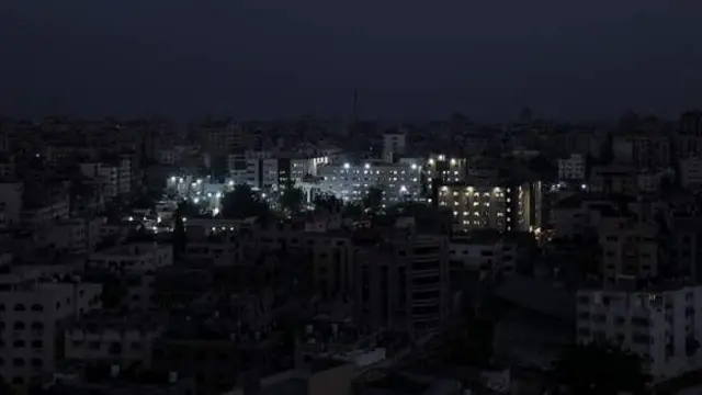 Yeni çəkilmiş fotoşəkildə Qəzza şəhərində Al Shifa xəstəxanasının işıqlandırıldığı görünür