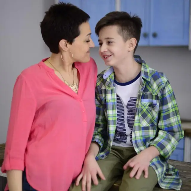 Юлія Вихор з сином Едуардом. Вона вакцинувала від менінгіту себе і дітей 