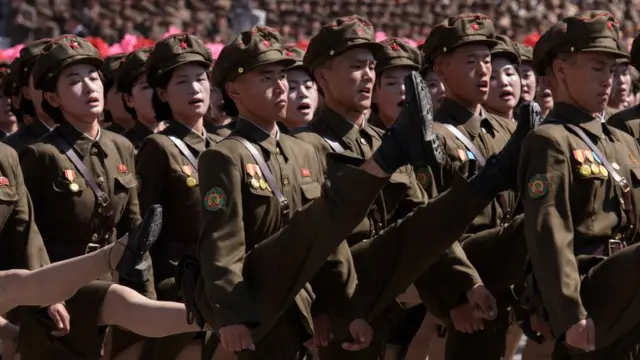 Soldados marchando con la pierna muy levantada