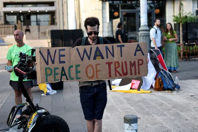 أفراد عائلات الرهائن الإسرائيليين وأنصارهم يطالبون بالموافقة على خطة ترامب خلال خطاب رئيس الوزراء الإسرائيلي بنيامين نتنياهو، 09 سبتمبر 2025.