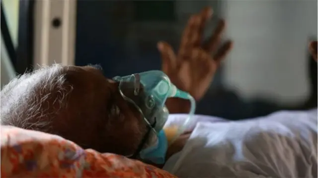 একটি জেলায় করোনাভাইরাসের সংক্রমণ কয়েকগুণ বেড়ে যাওয়ার কারণ নিয়ে নানা আলোচনা চলছে।