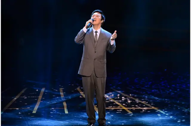 图为费玉清参加台湾新竹晚会演唱《南屏晚钟》资料照片