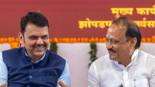मुख्यमंत्री देवेंद्र फडणवीस के साथ अजित पवार