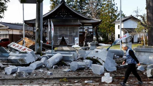 破壊された神社の鳥居（2日、石川県穴水町鵜島）