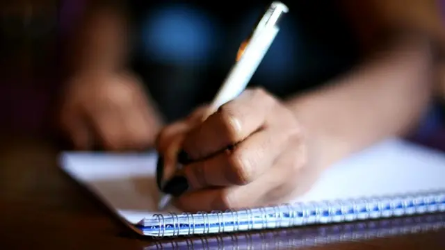 Исследования показали, что те, кто регулярно доверяет свои эмоции бумаге, реже посещают врача