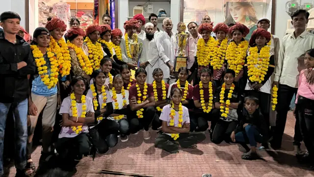 राजस्थान स्कूल गेम्स में अंडर-17 फुटबॉल टूर्नामेंट जीत कर आई लड़कियों का गांव में अभिवादन