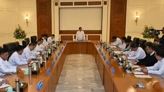 အစည်းအဝေးမှာ တွေ့ရတဲ့ စစ်ခေါင်းဆောင် ဗိုလ်ချုပ်မှူးကြီး မင်းအောင်လှိုင်