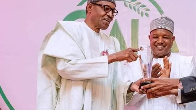 Muhammadu Buhari n gbe ami ẹyẹ fun Atiku Bagudu