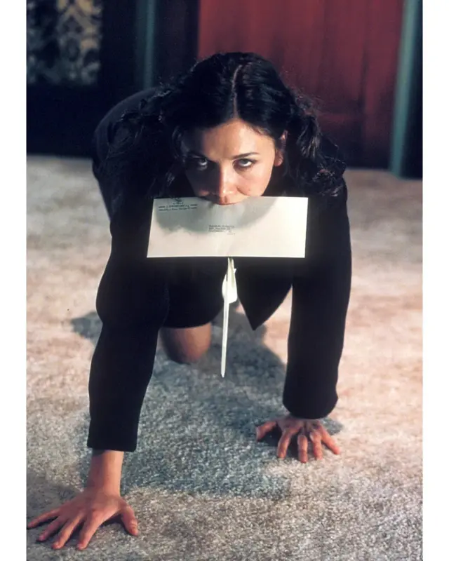 Megi Džilenhal u briljantnoj ulozi Li Halovej, mlade žene koja se pronalazi u sado-mazo (BDSM) vezama