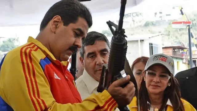 Nicolas Maduro con fusil