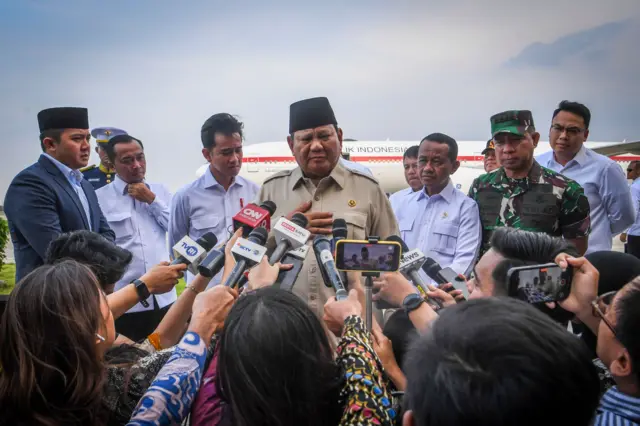 Prabowo Subianto (tengah) memberikan keterangan pers di Bandara Halim Perdanakusuma pada Sabtu (27/9), sesaat setelah menuntaskan lawatan luar negeri. Keterangan pers ini menjadi pemicu pencabutaan akreditasi wartawan CNN Indonesia.