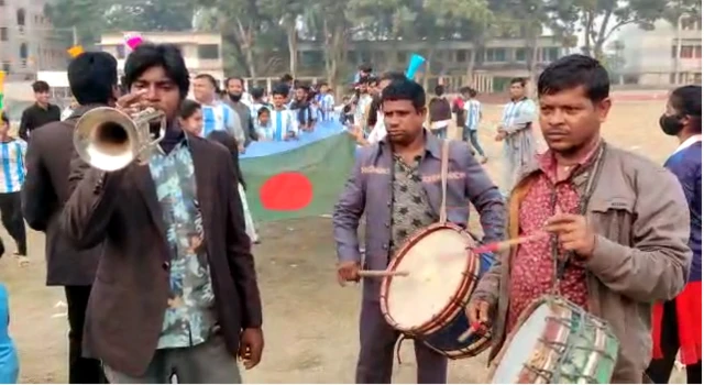 মানিকগঞ্জের ঘিওর উপজেলার সরকারি কলেজ মাঠে আর্জেন্টিনা ভক্তরা।