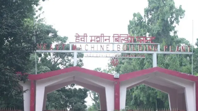 டீ, இட்லி விற்கும் அவலம்