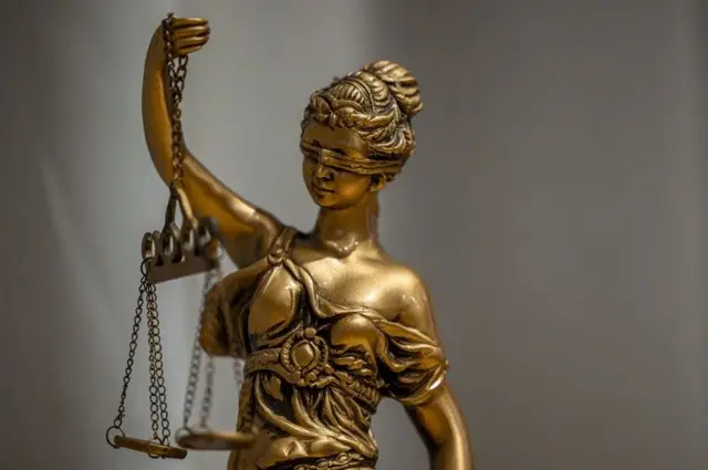 Адолат рамзи бўлган ҳайкал