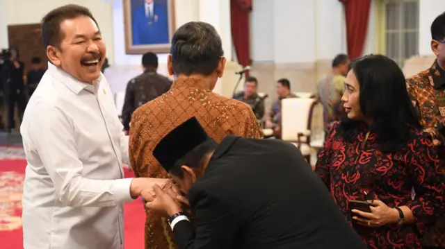 Jaksa Agung ST Burhanuddin (kiri) sebelum mengikuti sidang kabinet paripurna di Istana Negara, Jakarta, Rabu (09/08).