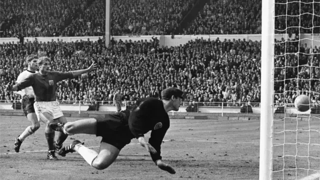 Англия забивает и выигрывает