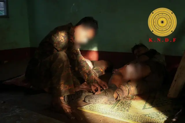 KNDF ထံလက်နက်ချခဲ့တဲ့ စစ်ကောင်စီတပ်ဖွဲ့ဝင်တချို့ (ပုံဟောင်း)