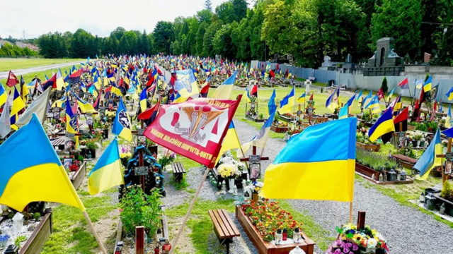 Bandeiras tremulam sobre túmulos de soldados em cemitério em Lviv, na Ucrânia