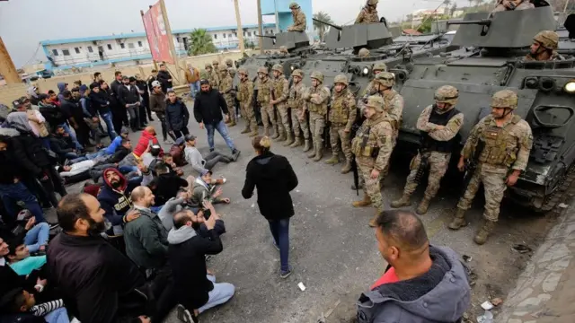 يواصل المحتجون في لبنان الخروج إلى الشوارع للمطالبة بإصلاحات حقيقية في البلاد