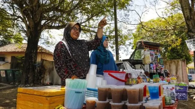 斯蒂·艾恩(右）和她母亲，母亲在学校附近摆小摊。