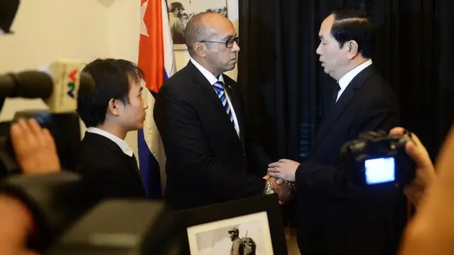 Chủ tịch Trần Đại Quang chia buồn cùng Đại sứ Cuba Herminio Lopez Diaz trong lễ viếng ông Fidel tại Hà Nội hôm 28/11.