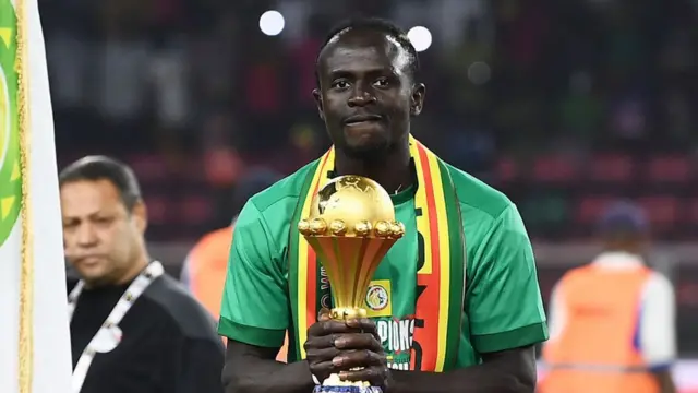 L'attaquant sénégalais Sadio Mané tient le trophée avant la cérémonie après sa victoire lors du match de football de la finale de la Coupe d'Afrique des Nations (CAN) 2021.