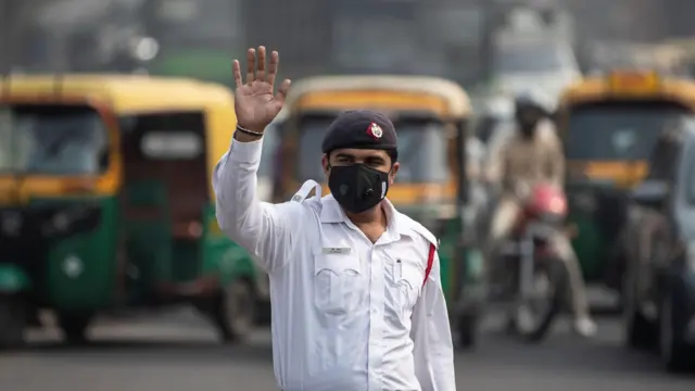 Нью-Делиде жолдогу полиция беткап кийип жүрөт