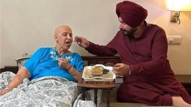 Navijoot Siing haadha warraasaa Kawuur Sidhuuy yeroo nyaachisu
