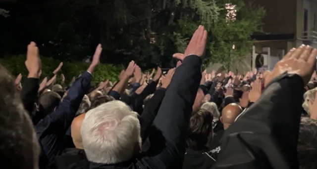 شماری در میلان سلام فاشیستی می‌دهند