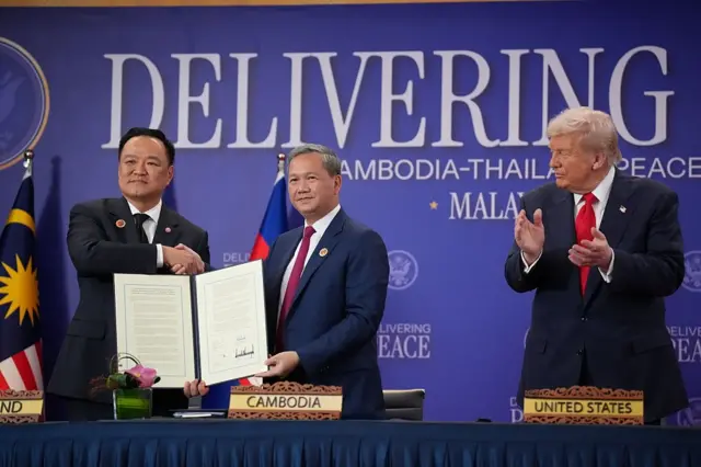 Trump aplaude mientras los líderes de Camboya y Tailandia se dan la mano.