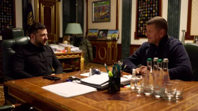 Зеленський розмовляє із Залужним у своєму кабінеті, на обличчях обох - приязні посмішки