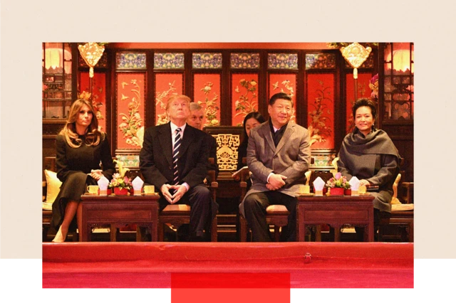 Le président Donald Trump lève les yeux alors qu'il est assis à côté de la Première Dame Melania Trump et du président chinois Xi Jinping et de son épouse Peng Liyuan lors d'une visite de la Cité Interdite à Pékin en novembre