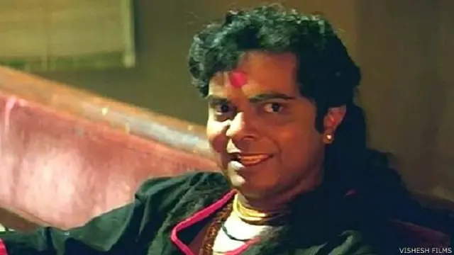 'सडक' चित्रपटात त्यांनी साकारलेली 'महाराणी' ही एक किन्नर खलनायिका भूमिका आजही आपल्याला खिळवून ठेवते.