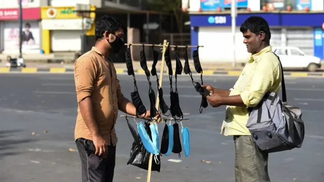 માસ્ક ખરીદી રહેલી વ્યક્તિની તસવીર