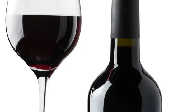 Una botella y una copa de vino