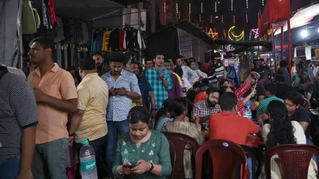 রমজান উপলক্ষ্যে কলকাতার জাকারিয়া স্ট্রিটের মেলায় বিভিন্ন ধর্মের মানুষ - ফাইল ছবি